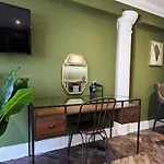 The Botanist\'S Hideout - Luxury Retreat With Parking