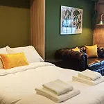 The Botanist\'S Hideout - Luxury Retreat With Parking